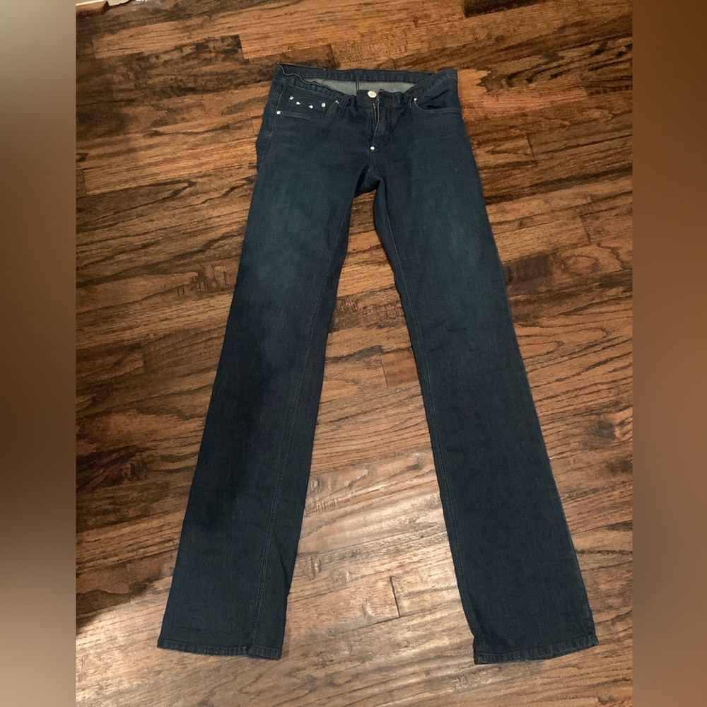 Dark blue jeans, boot cut, cool white details by the pockets